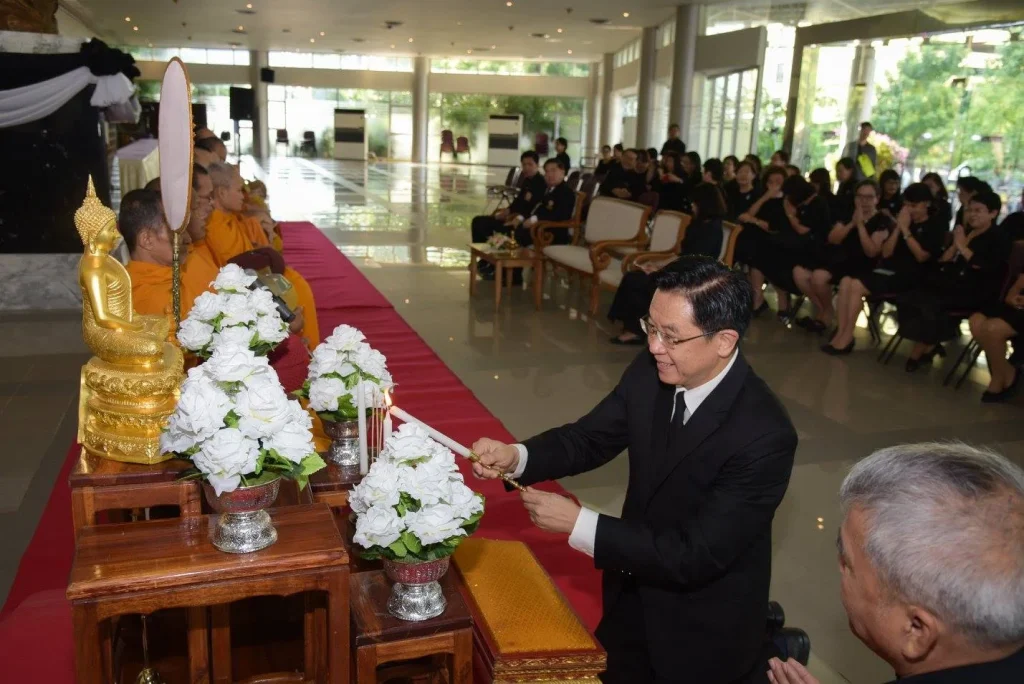 พิธีทำบุญตักบาตรข้าวสาร อาหารแห้ง เพื่ออุทิศถวายเป็นพระราชกุศลเนื่องในวันคล้ายวันสวรรคต พระบาทสมเด็จพระปรมินทรมหาภูมิพลอดุลยเดชบรมนาถบพิตร ครบ 1 ปี