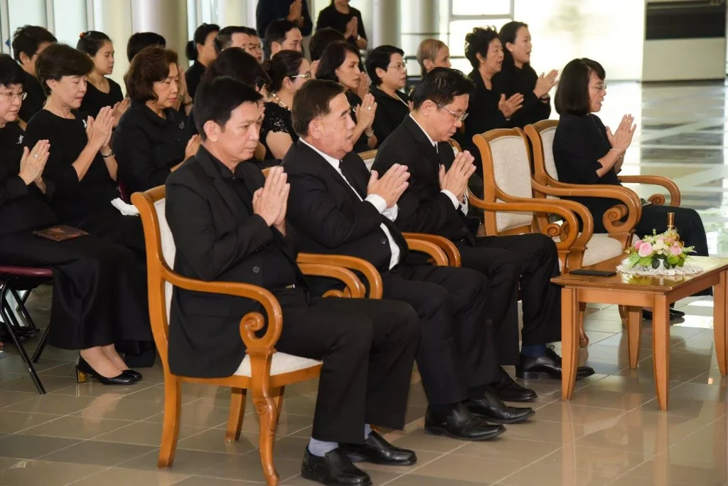 พิธีทำบุญตักบาตรข้าวสาร อาหารแห้ง เพื่ออุทิศถวายเป็นพระราชกุศลเนื่องในวันคล้ายวันสวรรคต พระบาทสมเด็จพระปรมินทรมหาภูมิพลอดุลยเดชบรมนาถบพิตร ครบ 1 ปี