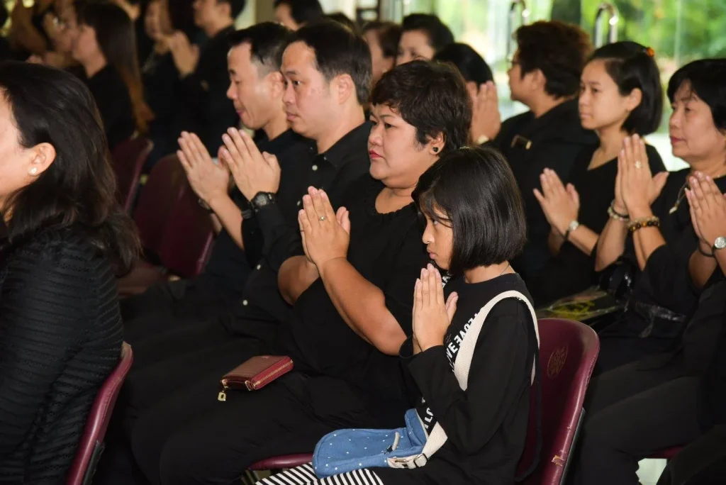 พิธีทำบุญตักบาตรข้าวสาร อาหารแห้ง เพื่ออุทิศถวายเป็นพระราชกุศลเนื่องในวันคล้ายวันสวรรคต พระบาทสมเด็จพระปรมินทรมหาภูมิพลอดุลยเดชบรมนาถบพิตร ครบ 1 ปี