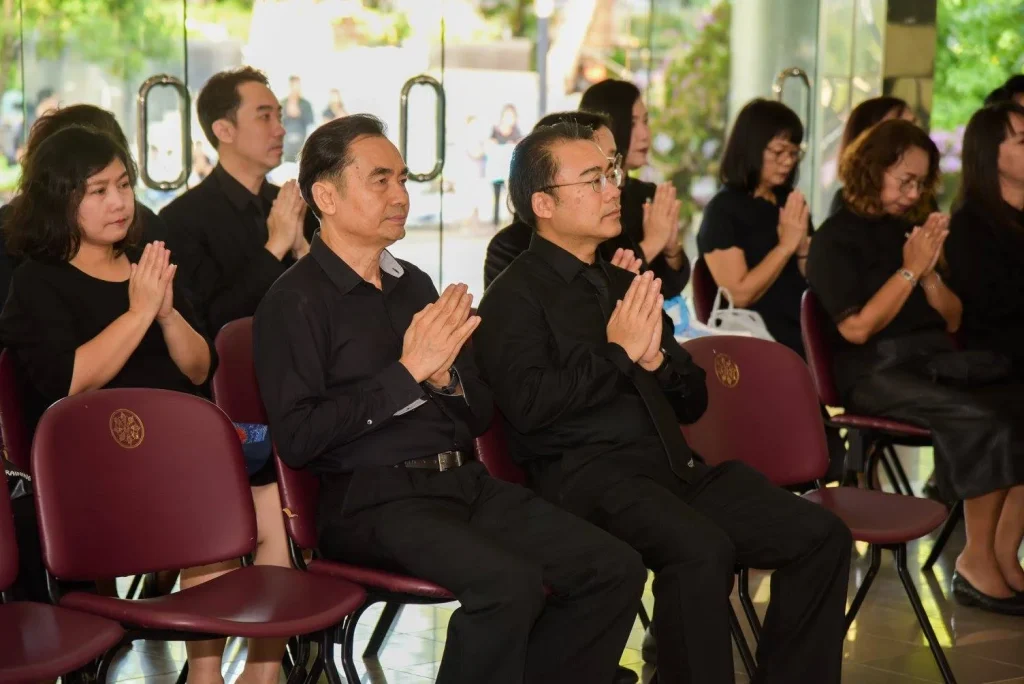 พิธีทำบุญตักบาตรข้าวสาร อาหารแห้ง เพื่ออุทิศถวายเป็นพระราชกุศลเนื่องในวันคล้ายวันสวรรคต พระบาทสมเด็จพระปรมินทรมหาภูมิพลอดุลยเดชบรมนาถบพิตร ครบ 1 ปี