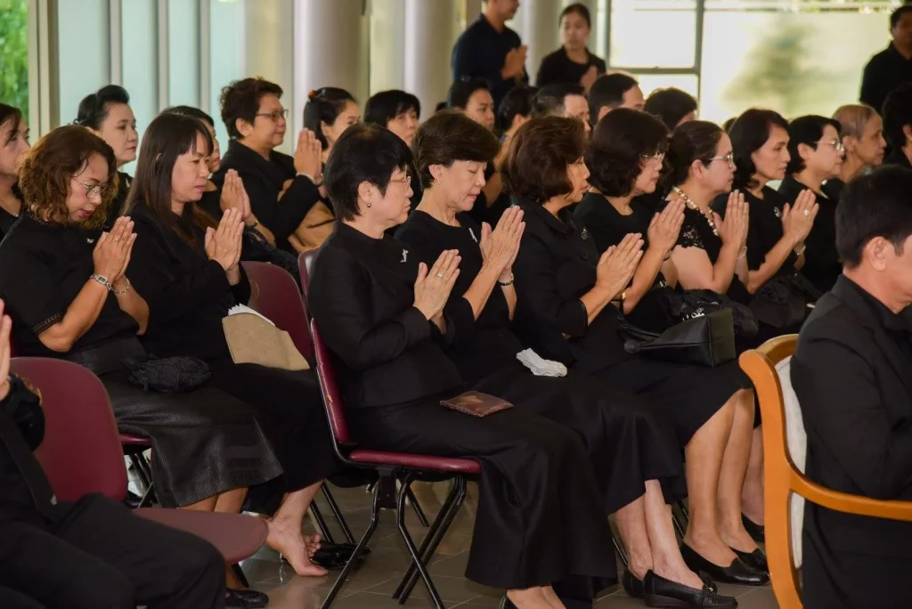 พิธีทำบุญตักบาตรข้าวสาร อาหารแห้ง เพื่ออุทิศถวายเป็นพระราชกุศลเนื่องในวันคล้ายวันสวรรคต พระบาทสมเด็จพระปรมินทรมหาภูมิพลอดุลยเดชบรมนาถบพิตร ครบ 1 ปี