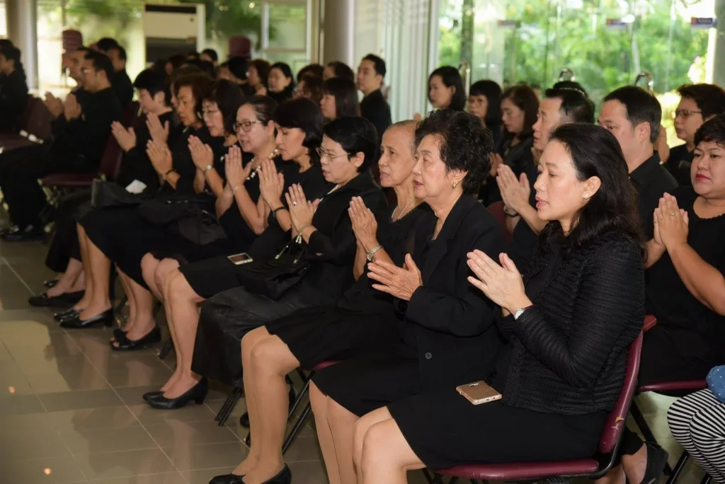 พิธีทำบุญตักบาตรข้าวสาร อาหารแห้ง เพื่ออุทิศถวายเป็นพระราชกุศลเนื่องในวันคล้ายวันสวรรคต พระบาทสมเด็จพระปรมินทรมหาภูมิพลอดุลยเดชบรมนาถบพิตร ครบ 1 ปี