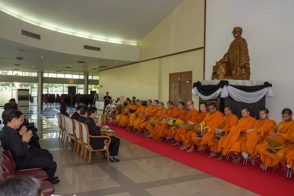 พิธีทำบุญตักบาตรข้าวสาร อาหารแห้ง เพื่ออุทิศถวายเป็นพระราชกุศลเนื่องในวันคล้ายวันสวรรคต พระบาทสมเด็จพระปรมินทรมหาภูมิพลอดุลยเดชบรมนาถบพิตร ครบ 1 ปี