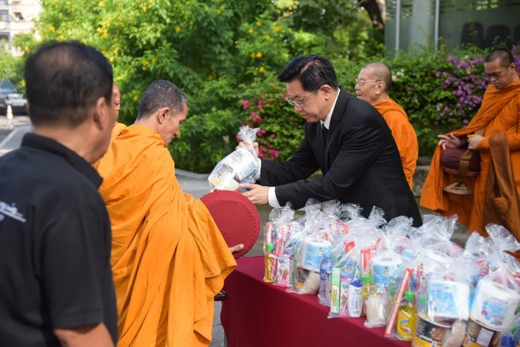 พิธีทำบุญตักบาตรข้าวสาร อาหารแห้ง เพื่ออุทิศถวายเป็นพระราชกุศลเนื่องในวันคล้ายวันสวรรคต พระบาทสมเด็จพระปรมินทรมหาภูมิพลอดุลยเดชบรมนาถบพิตร ครบ 1 ปี