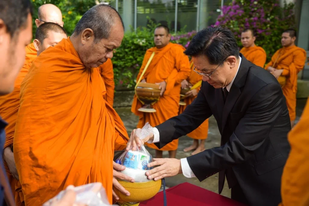 พิธีทำบุญตักบาตรข้าวสาร อาหารแห้ง เพื่ออุทิศถวายเป็นพระราชกุศลเนื่องในวันคล้ายวันสวรรคต พระบาทสมเด็จพระปรมินทรมหาภูมิพลอดุลยเดชบรมนาถบพิตร ครบ 1 ปี