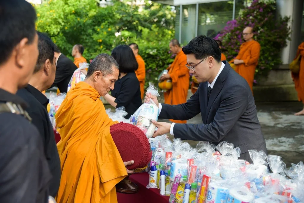 พิธีทำบุญตักบาตรข้าวสาร อาหารแห้ง เพื่ออุทิศถวายเป็นพระราชกุศลเนื่องในวันคล้ายวันสวรรคต พระบาทสมเด็จพระปรมินทรมหาภูมิพลอดุลยเดชบรมนาถบพิตร ครบ 1 ปี