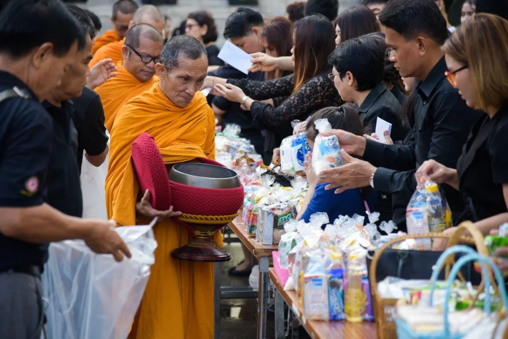 พิธีทำบุญตักบาตรข้าวสาร อาหารแห้ง เพื่ออุทิศถวายเป็นพระราชกุศลเนื่องในวันคล้ายวันสวรรคต พระบาทสมเด็จพระปรมินทรมหาภูมิพลอดุลยเดชบรมนาถบพิตร ครบ 1 ปี