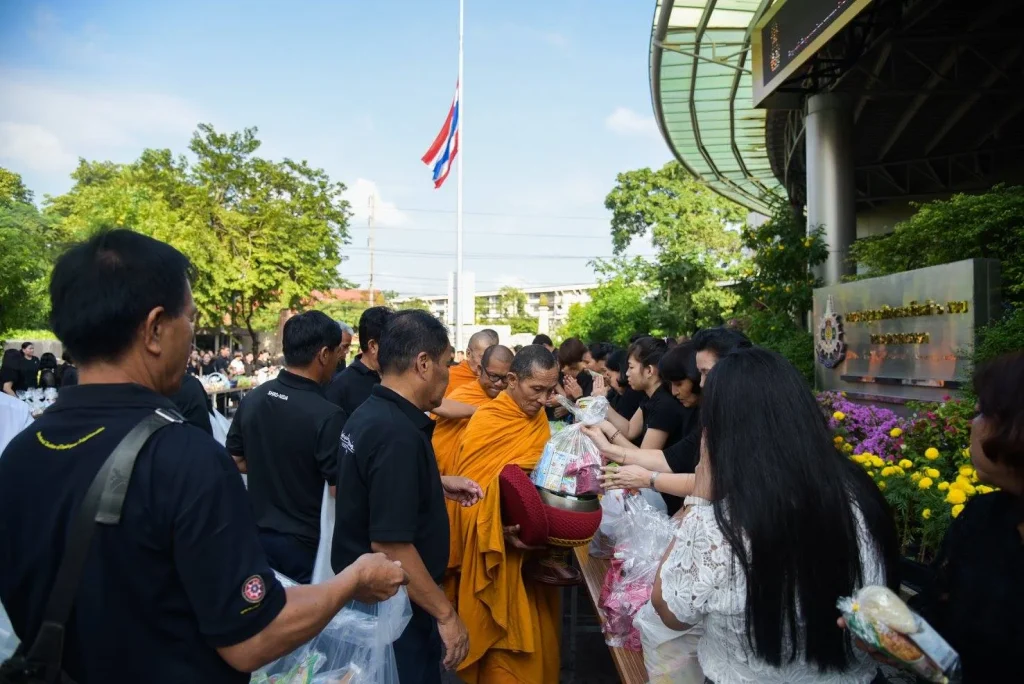 พิธีทำบุญตักบาตรข้าวสาร อาหารแห้ง เพื่ออุทิศถวายเป็นพระราชกุศลเนื่องในวันคล้ายวันสวรรคต พระบาทสมเด็จพระปรมินทรมหาภูมิพลอดุลยเดชบรมนาถบพิตร ครบ 1 ปี