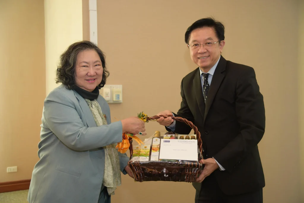 มอบกระเช้า ของขวัญและบัตรอวยพรปีใหม่แด่กรรมการสภาวิชาการ