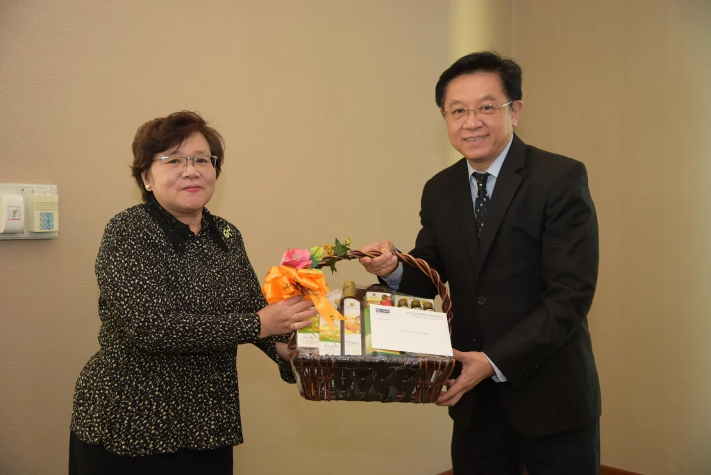 มอบกระเช้า ของขวัญและบัตรอวยพรปีใหม่แด่กรรมการสภาวิชาการ