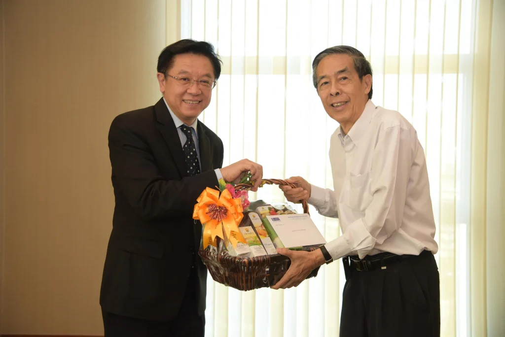 มอบกระเช้า ของขวัญและบัตรอวยพรปีใหม่แด่กรรมการสภาวิชาการ