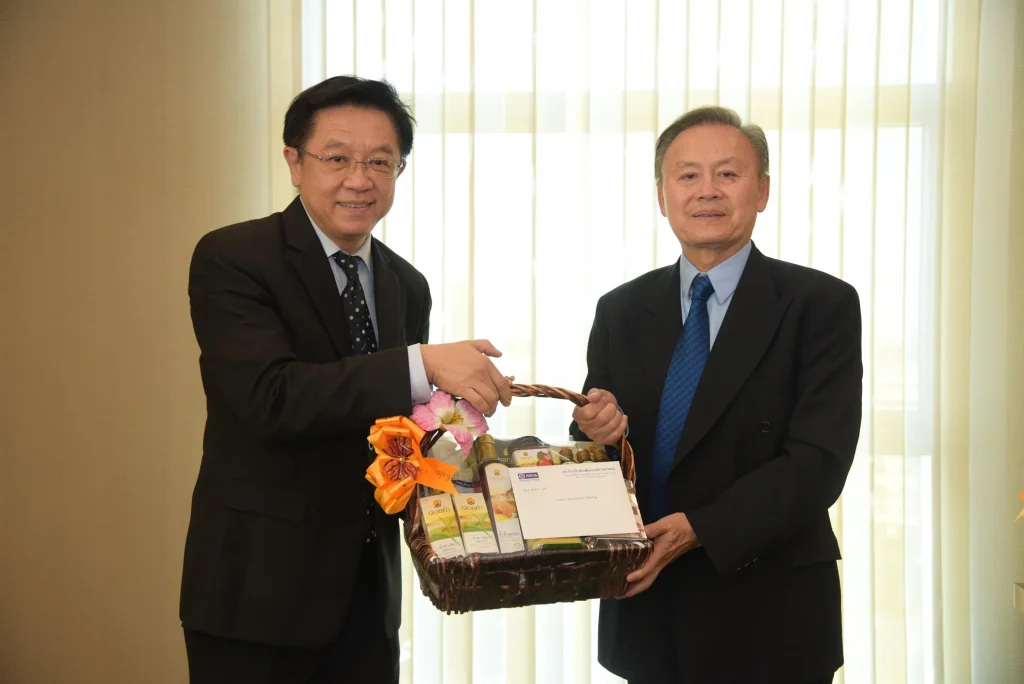 มอบกระเช้า ของขวัญและบัตรอวยพรปีใหม่แด่กรรมการสภาวิชาการ