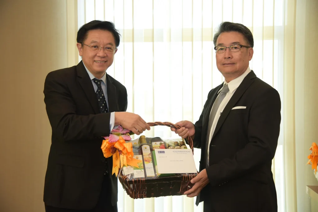 มอบกระเช้า ของขวัญและบัตรอวยพรปีใหม่แด่กรรมการสภาวิชาการ