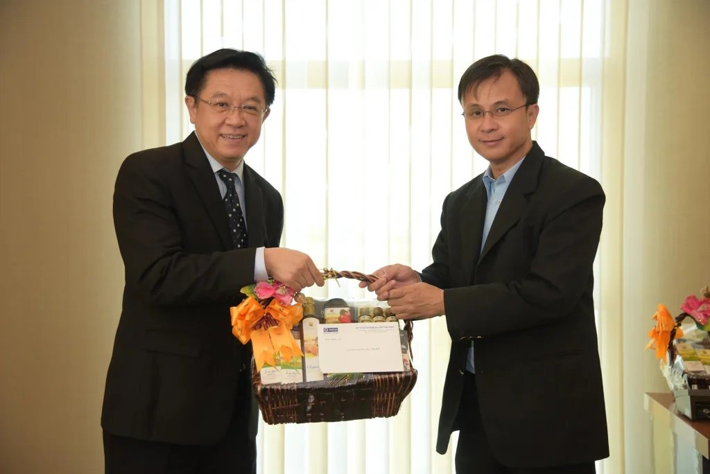 มอบกระเช้า ของขวัญและบัตรอวยพรปีใหม่แด่กรรมการสภาวิชาการ