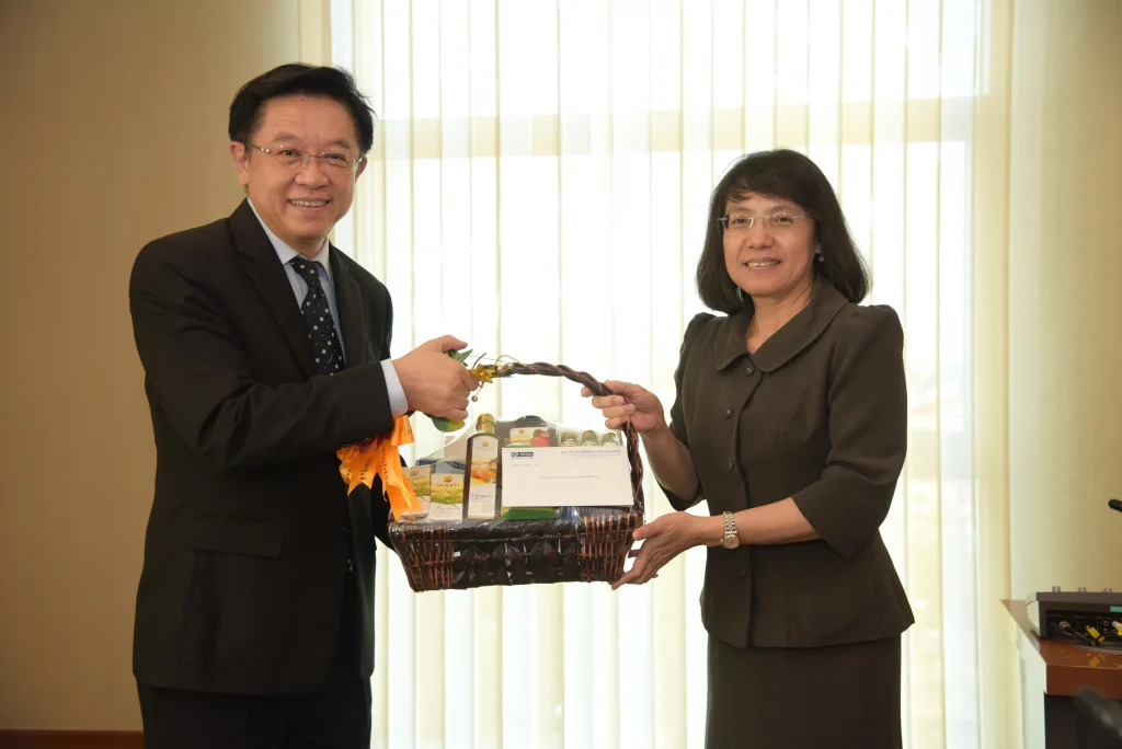 มอบกระเช้า ของขวัญและบัตรอวยพรปีใหม่แด่กรรมการสภาวิชาการ