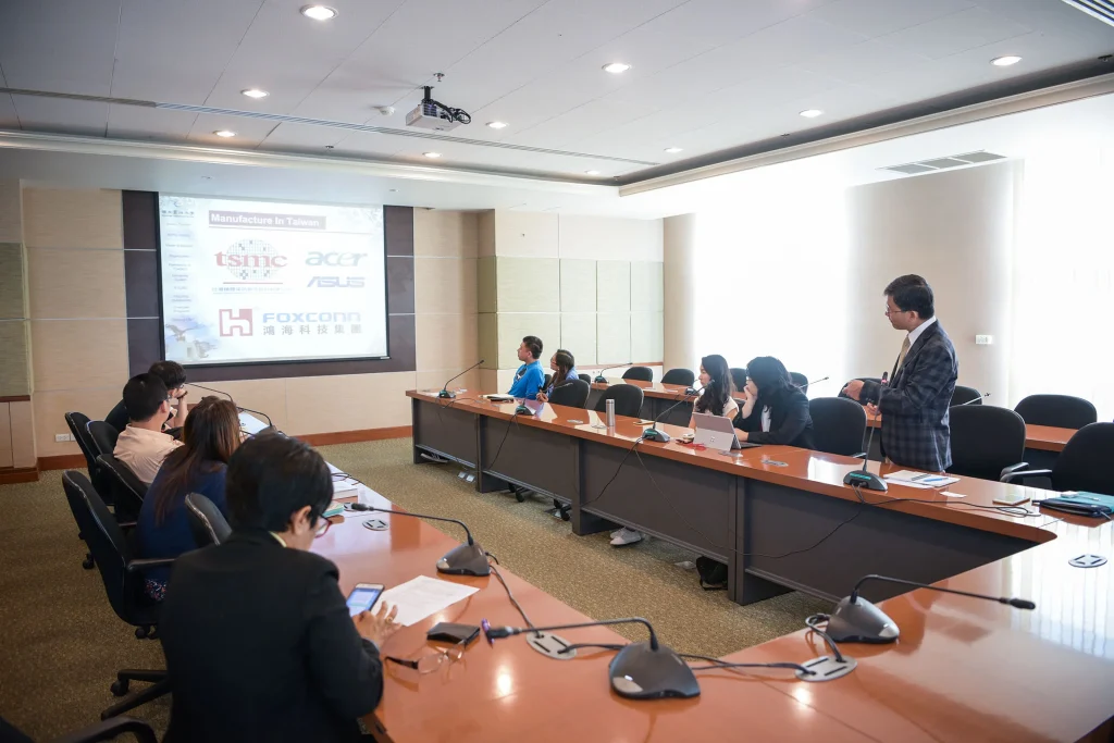 610205 01 National Taipei University (NTPU) เยือนสถาบัน