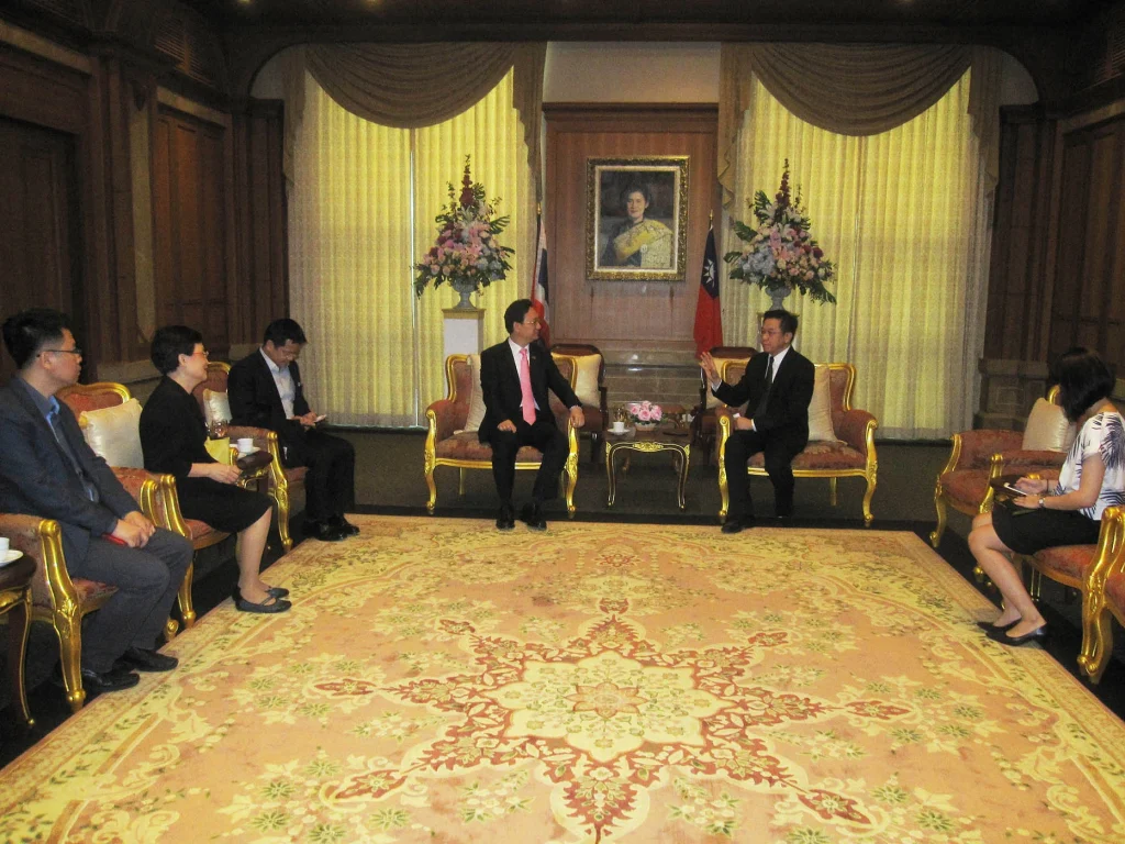 610220 01 Taipei Economic & Cultural Office in Thailand เยือนสถาบัน