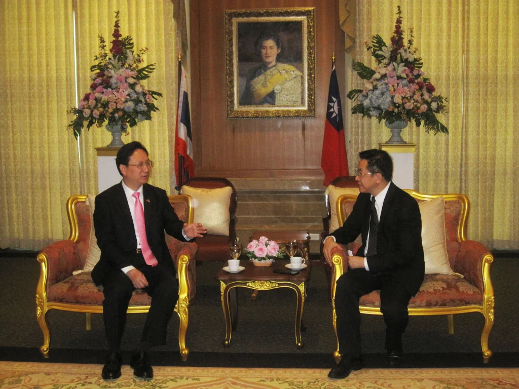 610220 02 Taipei Economic & Cultural Office in Thailand เยือนสถาบัน