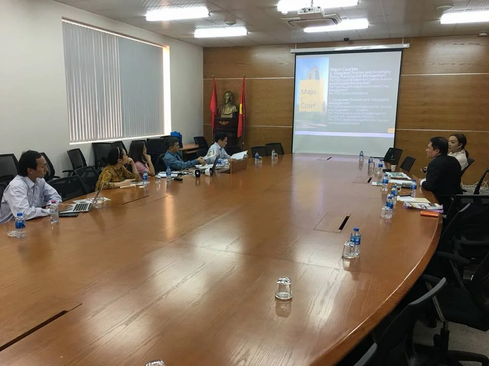 คณะการจัดการการท่องเที่ยว เยือน IU-VNU และ USSH-VNU