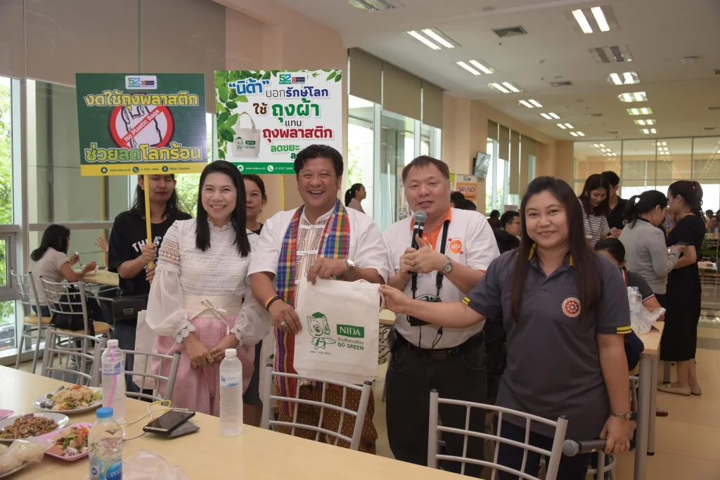 เดินรณรงค์ ในโครงการ “ภารกิจพิชิตถุงพลาสติก”