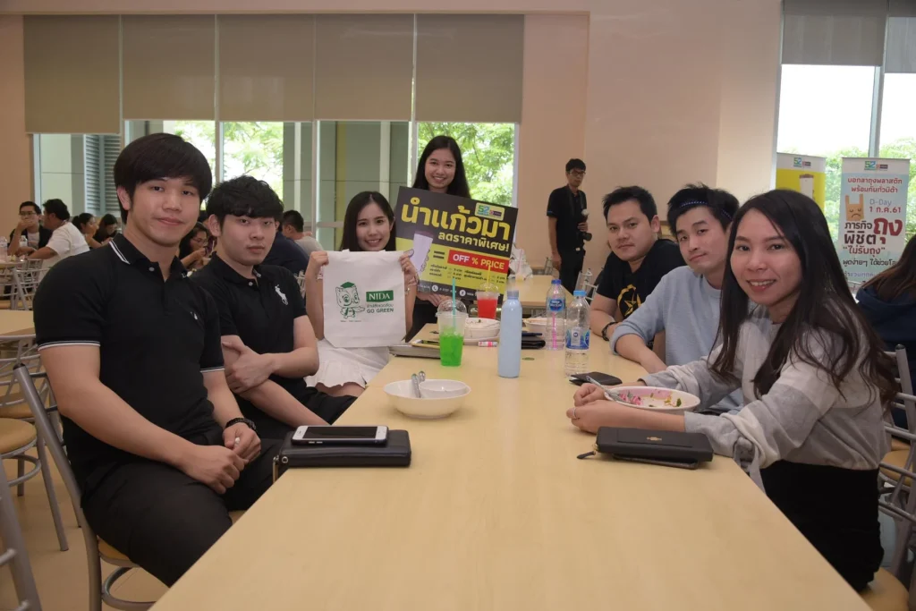 610505 04 1 เดินรณรงค์ ในโครงการ “ภารกิจพิชิตถุงพลาสติก”