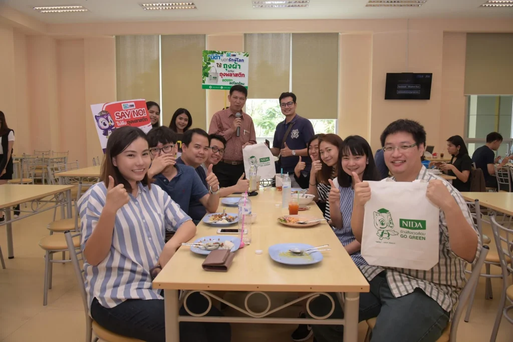 เดินรณรงค์ ในโครงการ “ภารกิจพิชิตถุงพลาสติก”