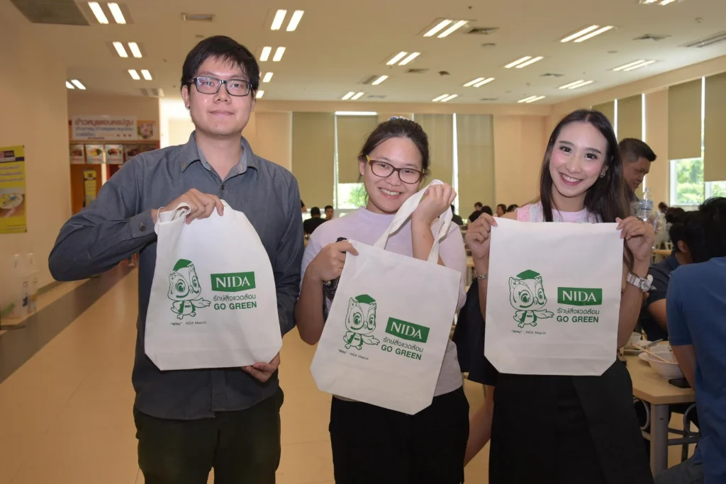 เดินรณรงค์ ในโครงการ “ภารกิจพิชิตถุงพลาสติก”