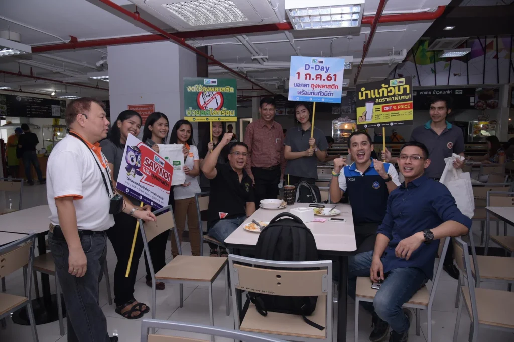 เดินรณรงค์ ในโครงการ “ภารกิจพิชิตถุงพลาสติก”