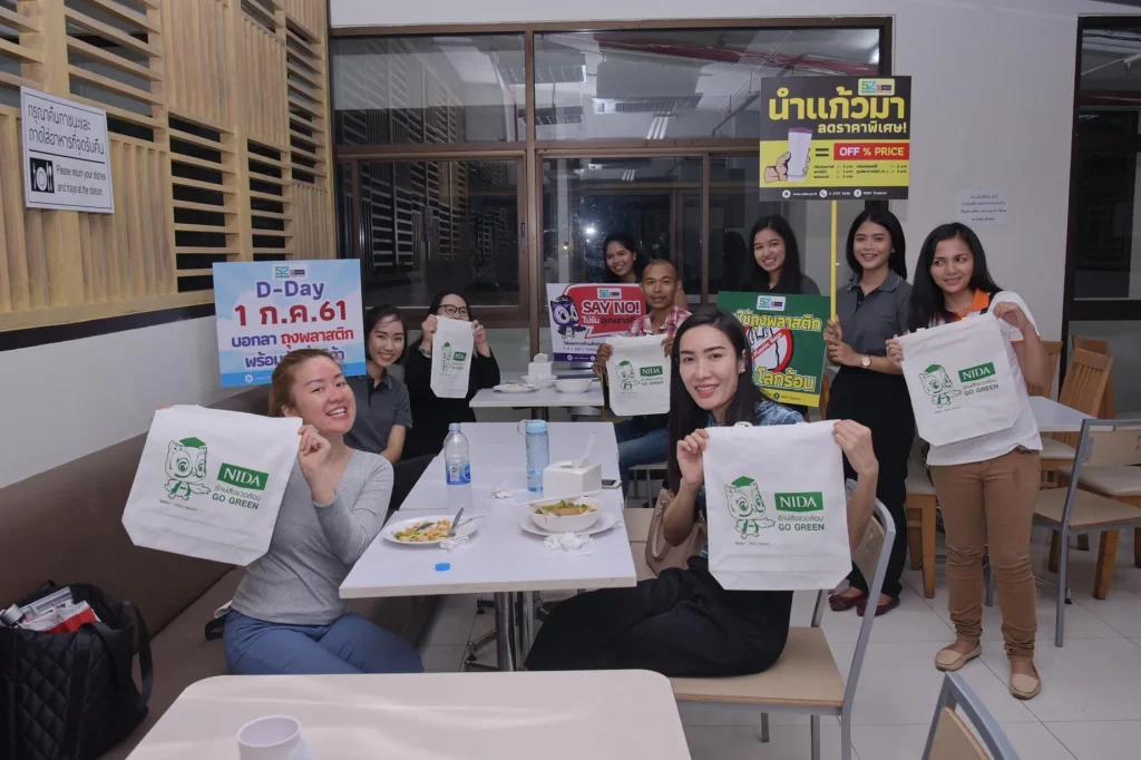 เดินรณรงค์ ในโครงการ “ภารกิจพิชิตถุงพลาสติก”