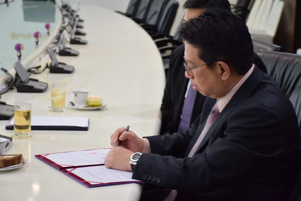 610508 04 “นิด้าโพล” จับมือ “ไนน์เอ็นเตอร์เทน” MOU ครั้งที่ 3