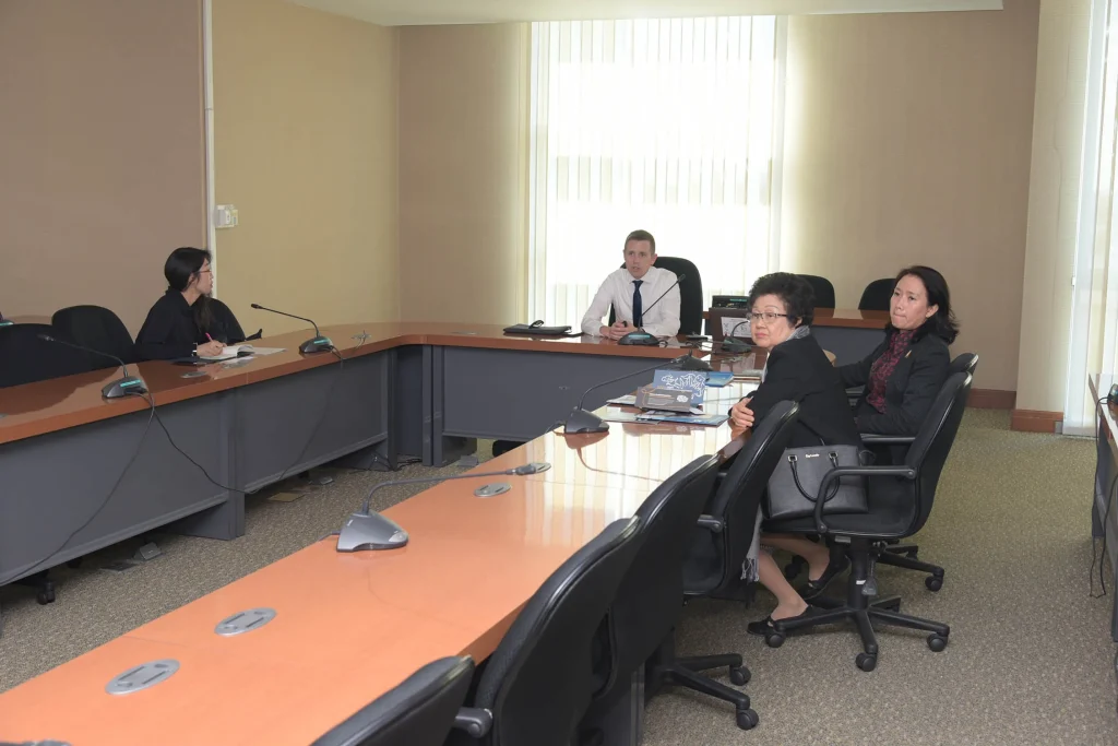 610516 01 Indiana University และ Kenan Institute Asia เยือนสถาบัน