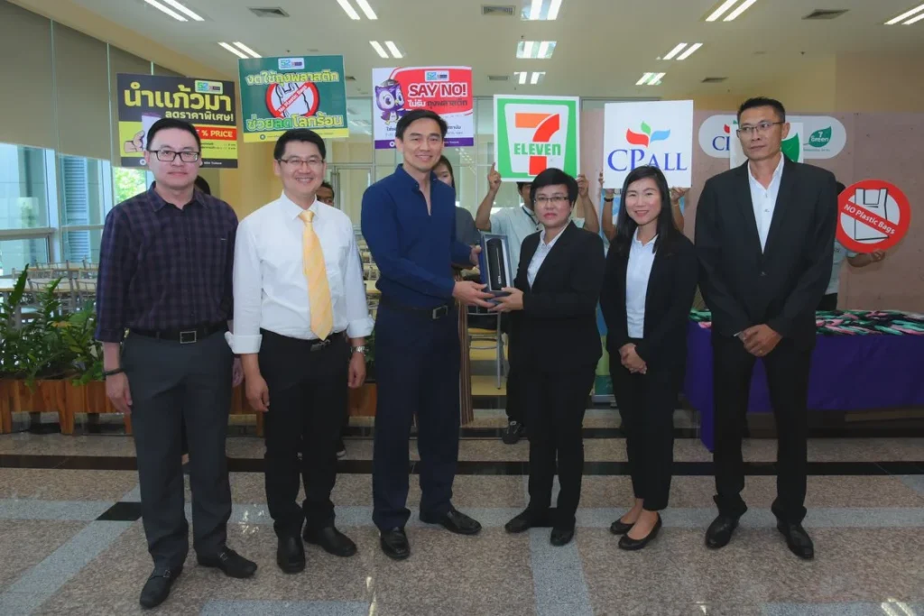 610702d 04 “นิด้า” จับมือ 7-11 บอกลาถุงพลาสติก D-Day 1 ก.ค. 61