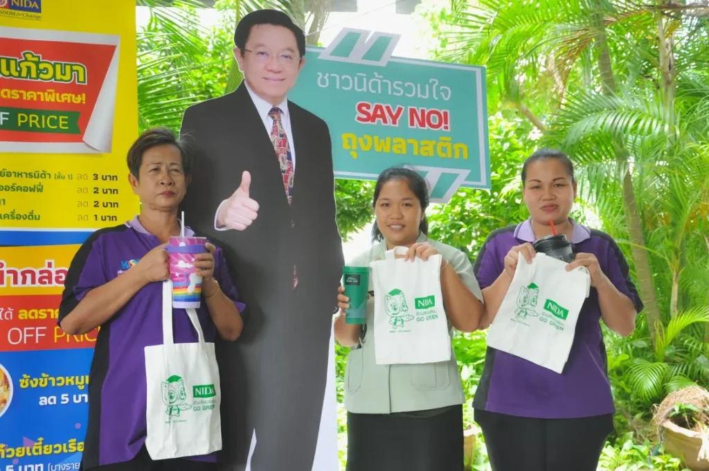 610702d 15 “นิด้า” จับมือ 7-11 บอกลาถุงพลาสติก D-Day 1 ก.ค. 61