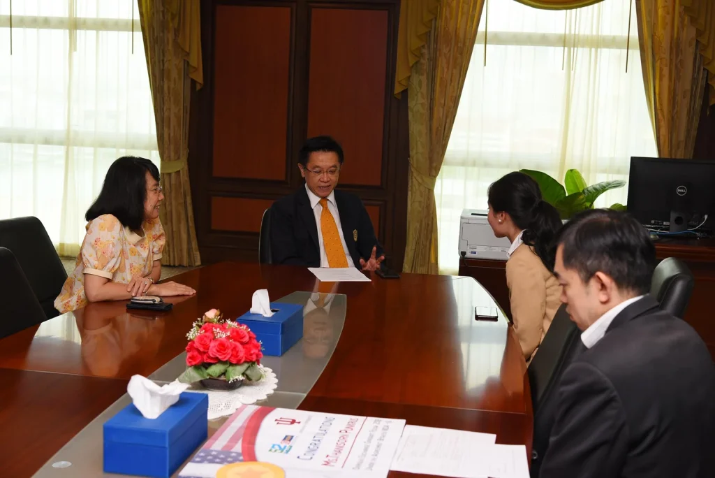 610717 02 แสดงความยินดี