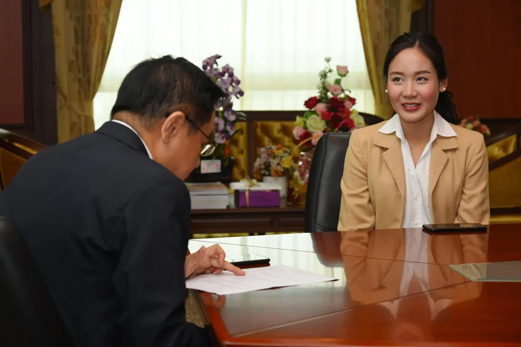 610717 03 แสดงความยินดี