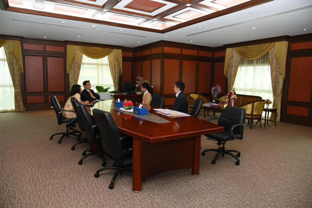 610717 04 แสดงความยินดี