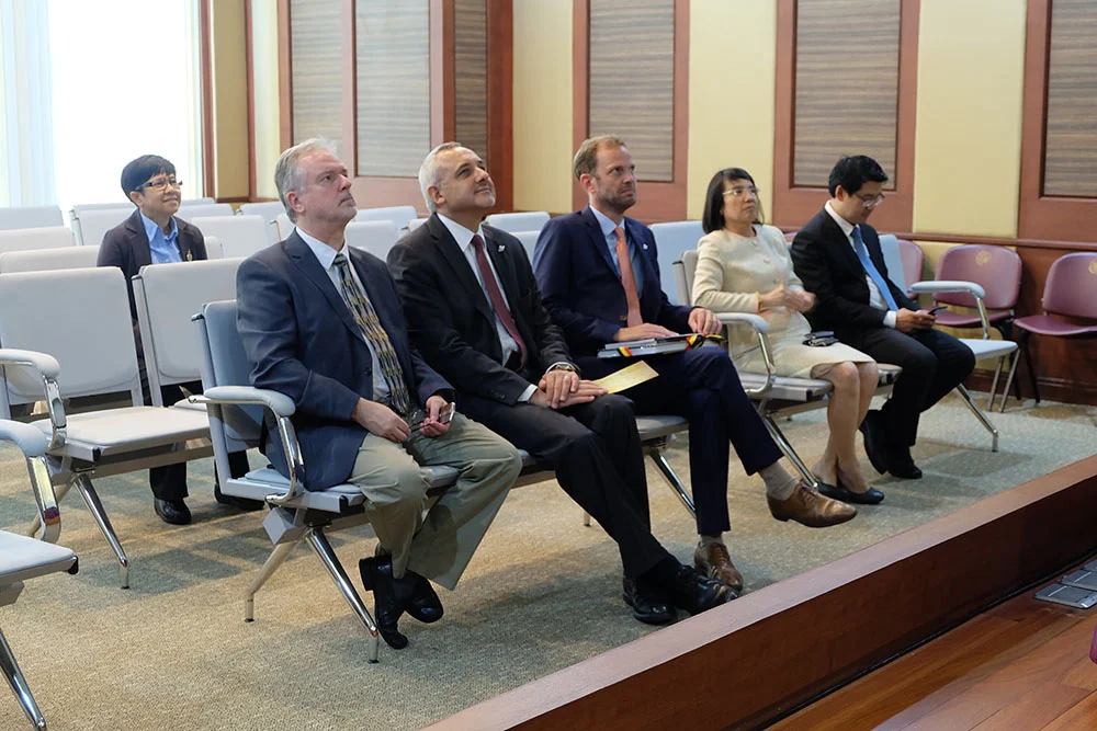 610907 03 เอกอัครราชทูตราชอาณาจักรเบลเยี่ยม ประจำประเทศไทย เยือนสถาบัน