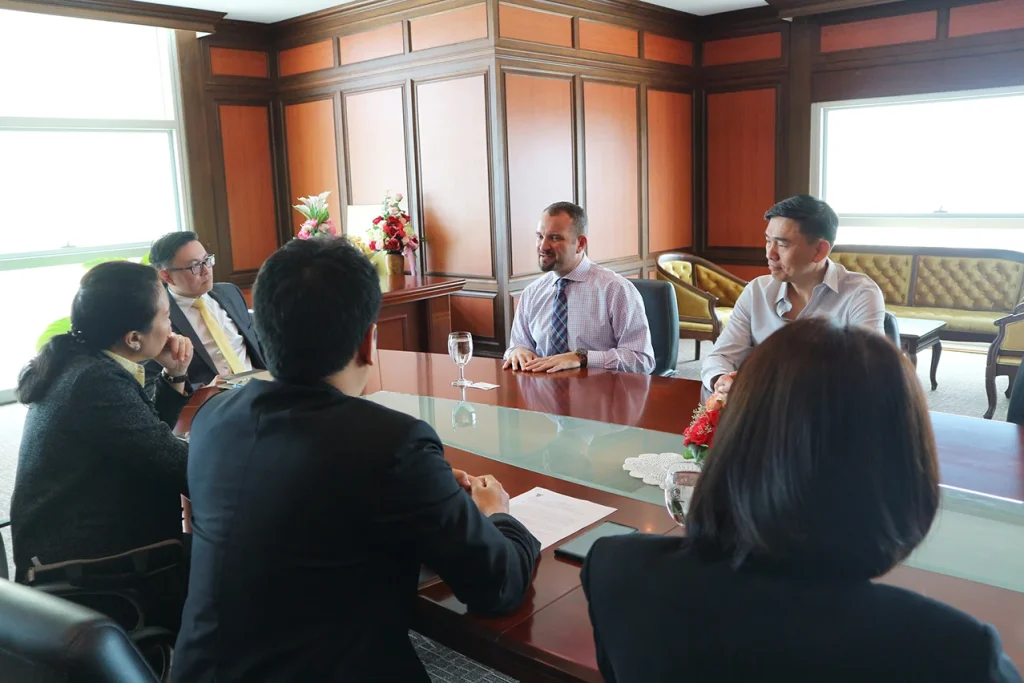 Dr.Brandon Howell เข้าพบผู้บริหารสถาบัน