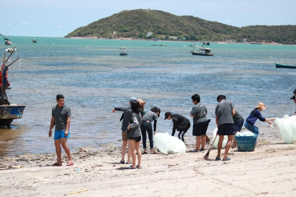 นักศึกษา รศ.นิด้า ร่วมกิจกรรม ฅนธรรมดี