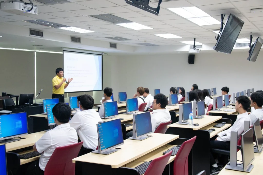 620722 01 ต้อนรับคณะนักศึกษาหลักสูตรตรีควบโท