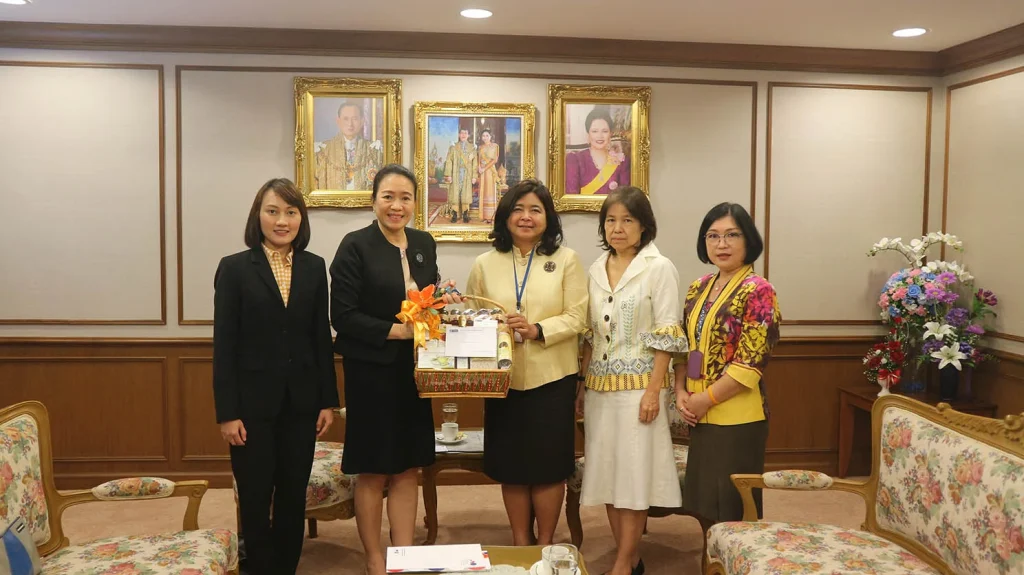 มอบกระเช้าสวัสดีปีใหม่ แด่ผู้มีอุปการะคุณ