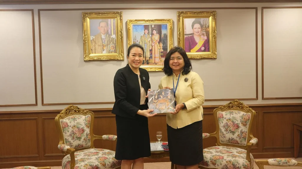 มอบกระเช้าสวัสดีปีใหม่ แด่ผู้มีอุปการะคุณ