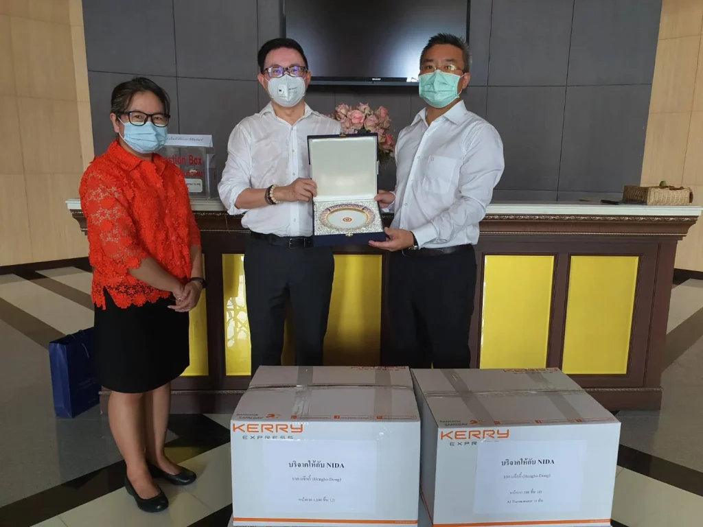 มอบหน้ากากอนามัยให้กับสถาบัน