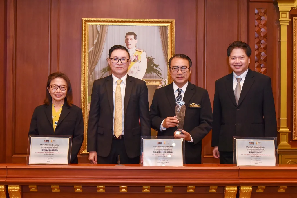 630722 02 แสดงความยินดี