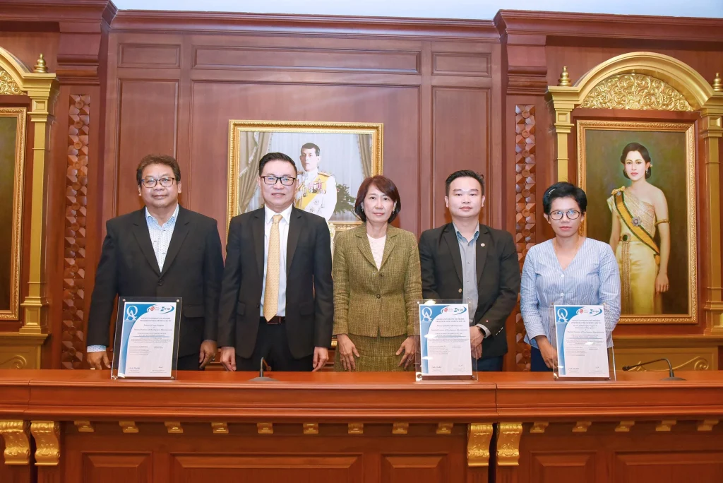 630722 03 แสดงความยินดี