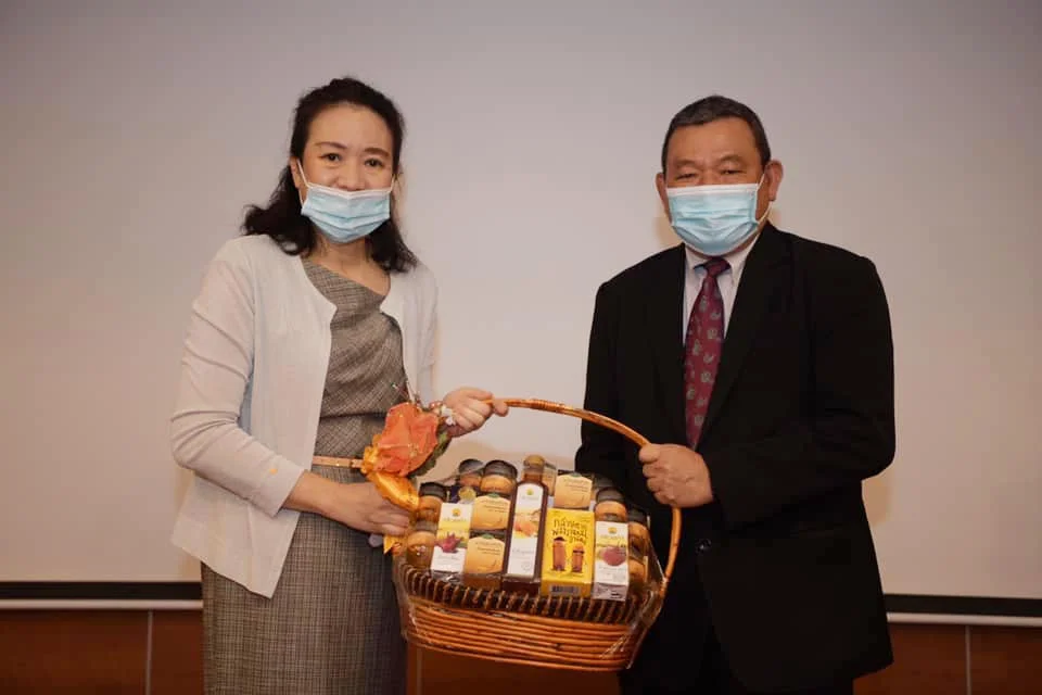 640114 03 มอบกระเช้าสวัสดีปีใหม่ คณะกรรมการพิจารณาตำแหน่งทางวิชาการ