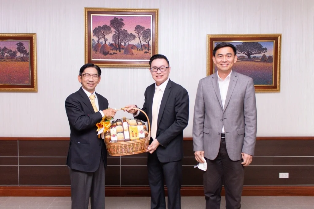 640118 02 แสดงความยินดีแด่ “ศาสตราจารย์ ดร.สมคิด เลิศไพฑูรย์”