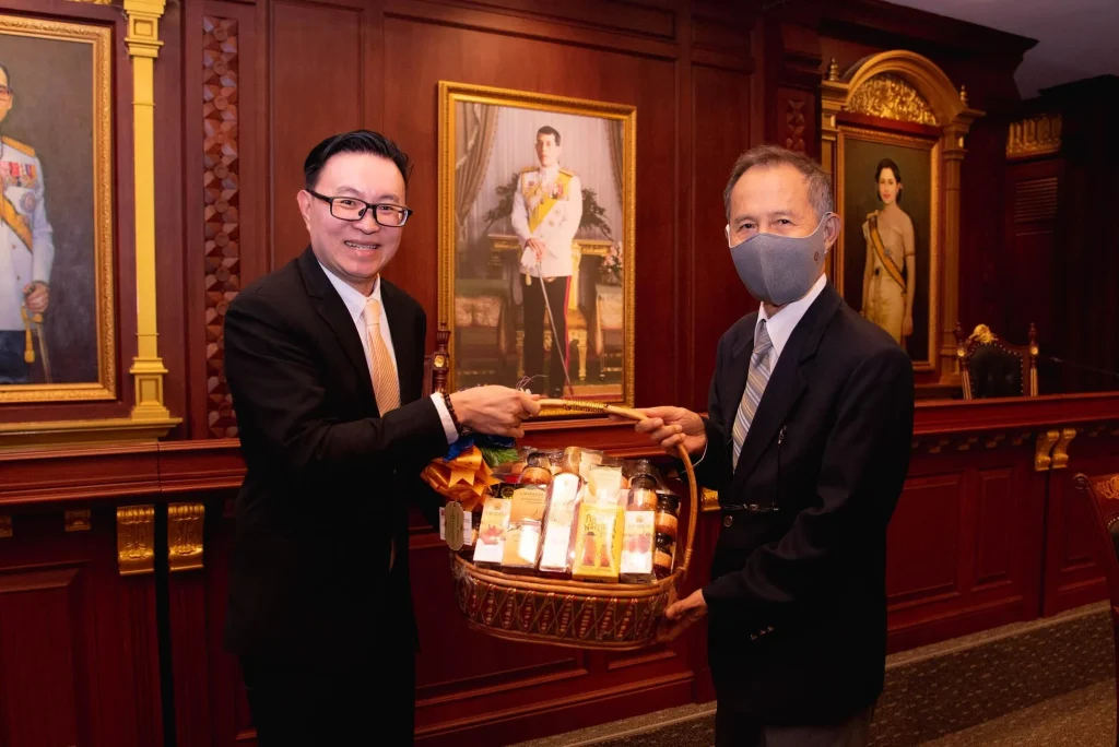 640121 02 มอบกระเช้าสวัสดีปีใหม่