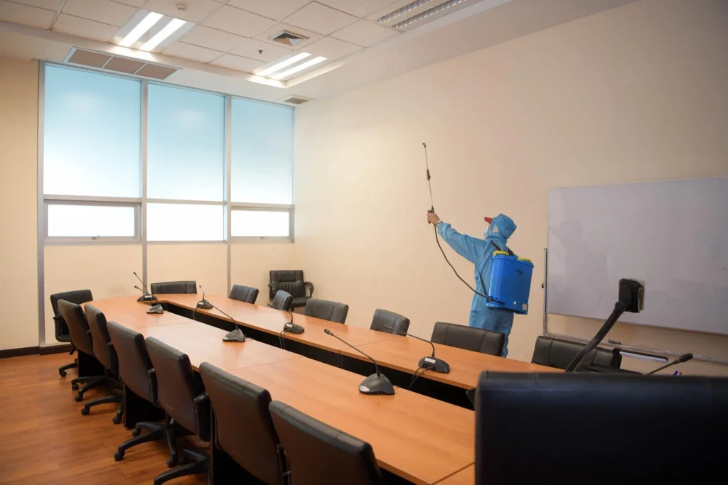 ฉีดพ่นน้ำยาฆ่าเชื้อป้องกัน COVID-19