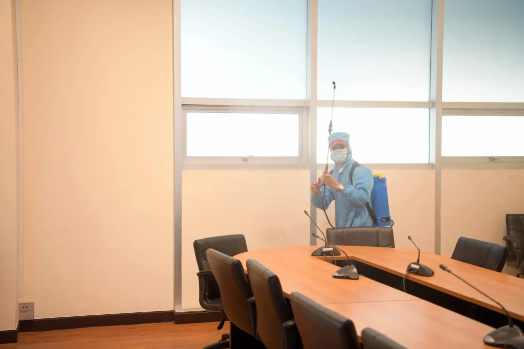 ฉีดพ่นน้ำยาฆ่าเชื้อป้องกัน COVID-19